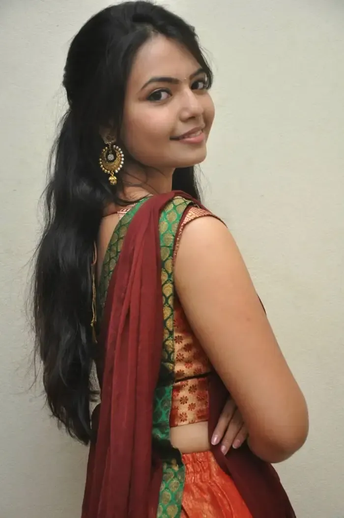 INDIAN TV ACTRESS MARINA ABRAHAM WITHOUT MAKEUP FACE IN MAROON SAREE 3